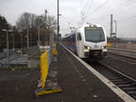 Ein Holländischer Regionalzug aus Aachen-Hbf(D) nach Maastricht(NL) und kommt aus Richtung Aachen-West,Laurensberg,Richterich und fährt durch Kohlscheid in Richtung Herzogenrath.