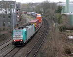 186 207 von der Rurtalbahn-Cargo kommt aus Richtung Köln,Aachen-Hbf mit einem KLV-Containerzug aus Frankfurt-Höchstadt am Main(D) nach Genk-Goederen(B) und fährt in Richtung