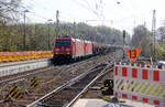 185 284-7 und eine 185er beide von DB kommen als Umleiter aus Richtung Aachen-West mit einem sehr langen Ölzug aus Antwerpen-Petrol(B) nach Basel(CH) und fahren durch Kohlscheid in Richtung
