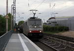 186 448-7 von Lineas/Railpool kommt als Umleiter mit einem gemischten Güterzug aus Köln-Gremberg(D) nach Antwerpen-Noord(B) und fährt durch Kohlscheid aus Richtung Herzogenrath und
