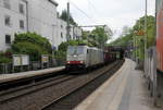 186 445-3 von Lineas/Railpool kommt aus Richtung Köln,Aachen-Hbf und fährt durch Aachen-Schanz mit einem Schrottzug aus Köln-Kalk(D) nach Genk-Goederen(B) und fährt in Richtung