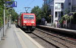 185 265-6 und 185 249-0 beide von DB und fahren durch Aachen-Schanz mit einem langen Ölzug aus Antwerpen-Petrol(B) nach Basel(CH) und kommen aus Richtung Aachen-West in Richtung