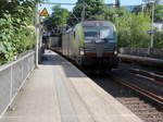 475 406-5 von BLS kommt aus Richtung Köln,Aachen-Hbf und fährt durch Aachen-Schanz mit einem  KLV-TTS-Zug aus Piacenza(I) nach Bierset-Awans(B) in Richtung Aachen-West.