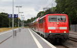 111 125 DB kommt mit dem RE4 Verstärkerzug von Düsseldorf-Hbf nach Aachen-Hbf und kommt aus Richtung Neuss-Hbf,Mönchengladbach-Hbf,Rheydt-Hbf,Wickrath,Beckrath,Herrath und fährt in