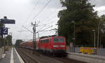 Ein Nachschuss von der 111 012 DB schiebt den RE4 aus Aachen-Hbf nach Dortmund-Hbf und kommt aus Richtung Aachen-West,Laurensberg,Richterich, und fährt durch Kohlscheid in Richtung