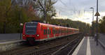 Die Rhein Niers Bahn (RB33) aus Aachen-Hbf nach  Heinsberg-Rheinand,Duisburg-Hbf und kommt aus Richtung Aachen-West,Laurensberg,Richterich, und hält in Kohlscheid und fährt in Richtung