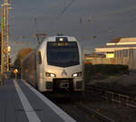 Ein Holländischer Regionalzug aus Maastricht(NL) nach Aachen-Hbf(D) und kommt die Kohlscheider-Rampe hoch aus Richtung Herzogenrath und fährt durch Kohlscheid in Richtung Richterich,Laurensberg,Aachen-West,Aachen-Schanz,Aachen-Hbf. 
Aufgenommen vom Bahnsteig 2 in Kohlscheid.
Am Nachmittag vom 25.11.2019.