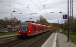 Die Rhein Niers Bahn (RB33) aus Aachen-Hbf nach Mönchengladbach-Hbf und kommt aus Richtung Aachen-Hbf,Aachen-Schanz,Aachen-West,Laurensberg,Richterich,Kohlscheid,Herzogenrath,Hofstadt,Finkenrath,Rimburg und fährt in Übach-Palenberg ein und fährt dann weiter in Richtung Zweibrüggen,Frelenberg,Geilenkirchen,Süggerath,Lindern,Brachelen,Hückelhoven-Baal,Baal,Erkelenz,Herrath,Beckrath,Wickrath,Rheydt. 
Aufgenommen vom Bahnsteig 1 in Übach-Palenberg.
Bei Wolken am Nachmittag vom 26.11.2019.