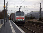 186 187-1 von Crossrail kommt als Umleiter mit einem langen Containerzug aus Novara(I) nach Zeebrugge-Ramskapelle(B) und fährt durch Kohlscheid aus Richtung Herzogenrath und fährt die