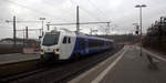 Ein Holländischer Regionalzug aus Maastricht(NL) nach Aachen-Hbf(D) und hält in Herzogenrath und fährt dann weiter in Richtung Kohlscheid,Richterich,Laurensberg,Aachen-West,Aachen-Schanz,Aachen-Hbf. 
Aufgenommen am Bahnhof von Herzogenrath. 
Am Mittag vom 3.1.2020.