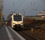 Ein Holländischer Regionalzug aus Maastricht(NL) nach Aachen-Hbf(D) und kommt die Kohlscheider-Rampe hoch aus Richtung Herzogenrath und fährt durch Kohlscheid in Richtung Richterich,Laurensberg,Aachen-West,Aachen-Schanz,Aachen-Hbf. 
Aufgenommen vom Bahnsteig 2 in Kohlscheid. 
In der Abendstimmung am Abend vom 24.1.2020.
