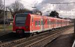 Bei der Einfahrt in Rheydt Hbf ist der 425 075 als RB 33 nach Aachen Hbf im Nachschuß am 2.2. 2013 auf Gleis 3 zusehen.