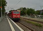 Abendbild der 111 062-6 mit einem RE4 nach Aachen Hbf bei der Durchfahrt in Kleinenbroich am 15.8.2017