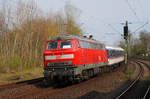 Wegen Fahrzeugmangels wird auf der Linie RE 10 (Düsseldorf - Kleve) vom 09.03.bis 02.04.2026 montags bis freitags dreimal täglich pro Richtung eine Ersatzgarnitur eingesetzt, die aus der 218 451-3 von MZE und drei TRI-Wagen besteht. Leicht verspätet schiebt die 218 451-3 den Zug durch den S.Bahn-Haltepunkt Neuss Rheinpark-Center in Richtung Düsseldorf.
