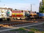 Tragwagen der SBB mit einem Satz Tankcontainern der Firma Bertschi AG bei der Einfahrt des Bahnhofs Rheydt.