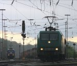 145 CL-005 von Crossrail fhrt  mit einem Containerzug von Aachen-West in Richtung Kln bei starkem Regen am 15.5.2012.