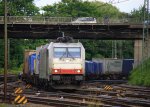 185 579-0   Adriana  von Crossrail kommt aus Richtung Kln mit einem Containerzug aus Italien nach Belgien und fhrt Aachen-West ein in der Abendsonne am 5.6.2012.
