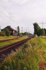 Bahnhof Herrath, Blickrichtung Westen......ehemaliges Empfangsgebude B Seidenweberstrae und Bahnsteig und Schalthuser sind zu sehen.
Die Ladegleise und Weichen sind hier wie an so vielen Bahnhfen im Lande entfernt worden, eigentlich ist Herrath nur noch ein HP.....frher gab es hier auch einen Personentunnel zum Bahnsteig.....doch der ist bei einem Bombenangriff 1944/45 schon zerstrt worden, als die Munwagons fr ein Eisenbahngeschtz in Lindern bombadiert wurden. 6.6.2012