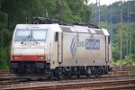 185 581-6  Celine Alia  von Crossrail mit Ewals Cargo Care Werbung steht abgestellt in Herzogenrath bei Wolken am Abend des 18.7.2012.