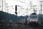 185 578-2  Christine  von Crossrail fhrt mit einem Containerzug von Aachen-West nach Italien und fhrt in Richtung Kln in der Abendstimmung am 13.8.2012.