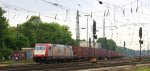 185 601-2 von Crossrail f�hrt  mit einem langen Containerzug aus Zeebrugge(B) nach Gallarate(I) bei der Abfahrt aus Aachen-West und f�hrt in Richtung Aachen-Hbf,K�ln bei Sonne und Wolken am 1.6.2013.