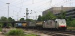 185 580-8  Jana  von Crossrail kommt aus Richtung K�ln,Aachen-Hbf mit einem langen Ewals-Cargo-Care-Containerzug aus aus Novara(I) nach Genk-Zuid-Haven(B) und f�hrt in Aachen-West ein und auf dem