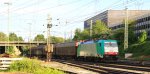 Die Cobra 2813 kommt aus Richtung K�ln,Aachen-Hbf mit einem langen Papierzug aus K�ln-Gremberg nach Zeebrugge(B) und f�hrt in Aachen-West ein in der Abendsonne am 14.6.2013.