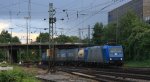 185 536-0 von Crossrail kommt aus Richtung K�ln,Aachen-Hbf mit einem langen Bulkhaul-Ganzzug aus Melzo(I) nach Zeebrugge-Ramskapelle(B) und f�hrt in Aachen-West ein bei Gewitterwolken am Abend vom 20.6.2013.
