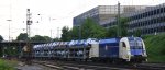 1216 953-0 von der Wiener-Lokalbahnen kommt aus Richtung K�ln,Aachen-Hbf mit einem langen Dacia-Autozug aus Ciumesti(RO) nach Tongeren(B) und f�hrt in Aachen-West ein in der Abendosnne und Wolken am