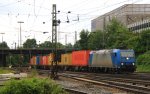 185 527-9 von Crossrail kommt aus Richtung K�ln,Aachen-Hbf mit einem langen MSC-Containerzug aus Regensburg nach Antwerpen-Berendrecht(B) und f�hrt in Aachen-West ein in der Abendsonne und Wolken am
