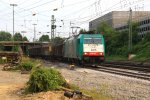Die Cobra 2815 kommt aus Richtung K�ln,Aachen-Hbf mit einem langen Papierzug aus K�ln-Gremberg nach Zeebrugge(B) und f�hrt in Aachen-West ein am einem sch�nem Sommerabend am 17.7.2013.