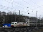 185 578-2   Christine  von Crossrail kommt aus Richtung Köln,Aachen-Hbf,Aachen-Schanz mit einem langen  Containerzug aus Milano(I) nach Zeebrugge-Ramskapelle(B) und fährt in Aachen-West ein.
Aufgenommen vom Bahnsteig in Aachen-West. 
Bei  Regenwolken am Kalten Nachmittag vom 25.2.2015.
