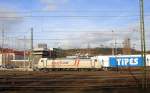 185 579-0  Adriana  von Crossrail  kommt aus Richtung Köln,Aachen-Hbf,Aachen-Schanz mit einem langen Containerzug aus Milano(I) nach Zeebrugge-Ramskapelle(B) und fährt in Aachen-West ein. Aufgenommen vom Bahnsteig in Aachen-West. 
Bei schönem Sonnenschein und Wolken am Nachmittag vom 6.3.2015.