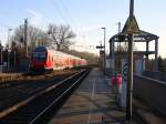 Ein RE4 von Aachen-Hbf nach Dortmund-Hbf und am Zugende ist die 111 158-2 DB kommt aus Richtung Aachen-West,Laurensberg,Richterich, und fährt durch Kohlscheid und fährt in Richtung Herzogenrath,Mönchengladbach,Neuss.
Bei schönem  Sonnenschein am Nachmittag vom 11.3.2015.