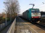 Die Cobra 2835 kommt die Kohlscheider-Rampe hoch aus Richtung Neuss,Herzogenrath mit einem langen VW-Autozug aus Osnabrück nach Kortenberg-Goederen(B) und fährt durch Kohlscheid und fährt in Richtung Richterich,Laurensberg,Aachen-West. Am einem schönem Frühlingsmorgen vom 18.3.2015.