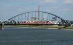 Zwei unbekannte 1 440 sind am 08.06.2015 auf der Rheinbrücke zwischen Neuss und Düsseldorf als S 8 unterwegs. Mit 250 m hat sie die zweitlängste Spannweite aller deutschen Eisenbahnbrücken. Im Hintergrund ist das Kraftwerk Lausward der Stadtwerke Düsseldorf zu sehen.