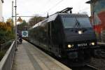 185 570-9 von MRCE  kommt aus Richtung Köln,Aachen-Hbf und fährt durch Aachen-Schanz mit einem langen Containerzug aus  Gallarate(I) nach Antwerpen-Oorderen(B)  und fährt in Richtung Aachen-West.
Bei Sonne und Wolken am Nachmittag vom 5.11.2015.