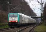 Die Cobra 2842 kommt die Kohlscheider-Rampe hoch mit einem langen Kalkleerzug aus Millingen(D) nach Yves-Gomezee(B) und fährt durch Kohlscheid in Richtung Richterich,Laurensberg,Aachen-West. 
Aufgenommen von Bahnsteig 1 in Kohlscheid. 
Bei Sturm und Regenwolken am Nachmittag vom 29.1.2016.