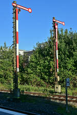 Flügelsignale sind auf dem Eisernen Rhein immer noch gang und gäbe. Hier sind in der westlichen Ausfahrt des Bahnhof Wegberg diese beiden Ausfahrsignale zusehen.22.9.2022