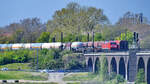 Die Elektrolokomotive 152 060-0 mit einem Güterzug auf dem Weg zur Hochfelder Eisenbahnbrücke in Duisburg.