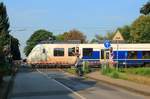 Ein ET von National Express Rail überquert am 02.09.2017 den Bahnübergang Viehgasse in Meerbusch-Osterath