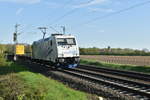 Lokomotion 663 bei Kaarst Broicherseite gen Osterath fahrend mit einem Containerzug am Abend des 18.4.2019