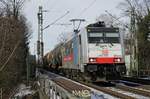 Mit einem Kesselwagenzug aus den Niederlanden ist die 186 259 am 14.02.2021 in Neuss Süd unterwegs