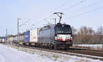 193 602 fährt mit einem Containerzug an Kaarst vorbei gen Neuss.