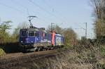 Mit der 484 016 im Schlepp ist die 421 371-6 am 30.03.2021 in Kaarst Broicherseite nach Krefeld unterwegs