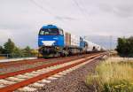 Da ist die Vossloh BB 2000/ 272 001-5(92 80 1272 001-5D-VL) mit einem Silowagenzug am Freitag den 3.8.2012 auf der K 33 Brcke bei Allerheiligen in Richtung Neuss unterwegs.