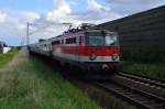 Ein feucht, fröhlicher Partyzug nähert sich gezogen von der Centralbahnlok 1142 704 dem Fotografen am Haltepunkt Neuss Allerheiligen am heutigen Sonntag den 6. September 2015.