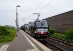 Vollkommen überlastet kommt hier die 193 877-8/Lea von Transpetrol mit einem vier Kesselwagenzug durch Neuss Allerheiligen in Richtung Norf geschaukelt.......;-)
Nun ja im Ernst, mit den Paar Wagen hat sie wohl keinerlei Probleme...Samstag 25.4.2015