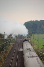 An einem grauen September-Morgen dampft 001 150-2 mit einem Sonderzug dem nächsten Halt Köln Hbf entgegen.