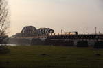 Die Haus-Knipp-Brücke in Duisburg verbindet Moers mit Oberhausen. Seit etlichen Jahren dient sie ausschließlich den Güterverkehr. So konnte auch die bei Hectorrail eingestellte 241 010 am 31.01.2014 diese Vebindung für ihren Kv-Zug von Rheinhausen in Richtung Skandinavien nutzen.